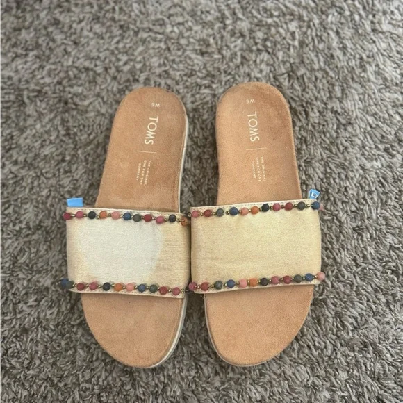 TOMS PARADISE GOLD SHIMMER POM POM SANDALS - Picture 1 of 7